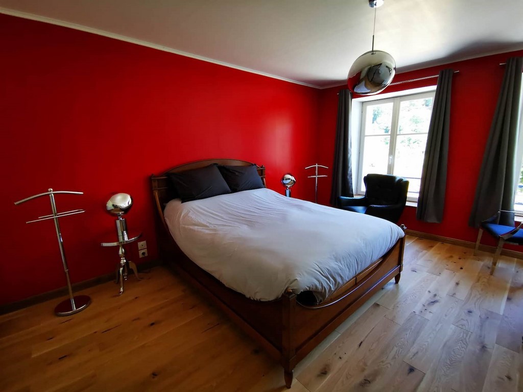 Chambre rouge de la maison d'hôtes La Bayenne à Revin